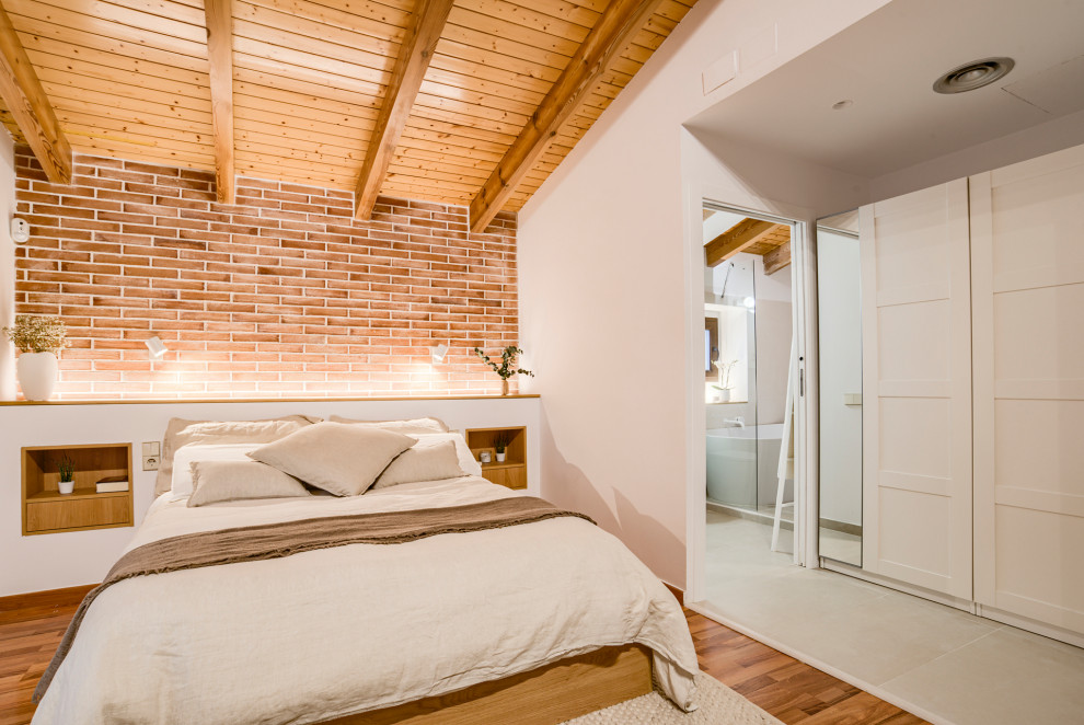 Exemple d'une chambre parentale blanche et bois éclectique de taille moyenne avec un mur blanc, un sol en bois brun, un plafond en bois et un mur en parement de brique.