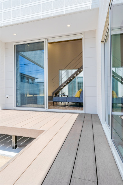 子育て世代の平屋の家 moderno-terraza-y-balcon