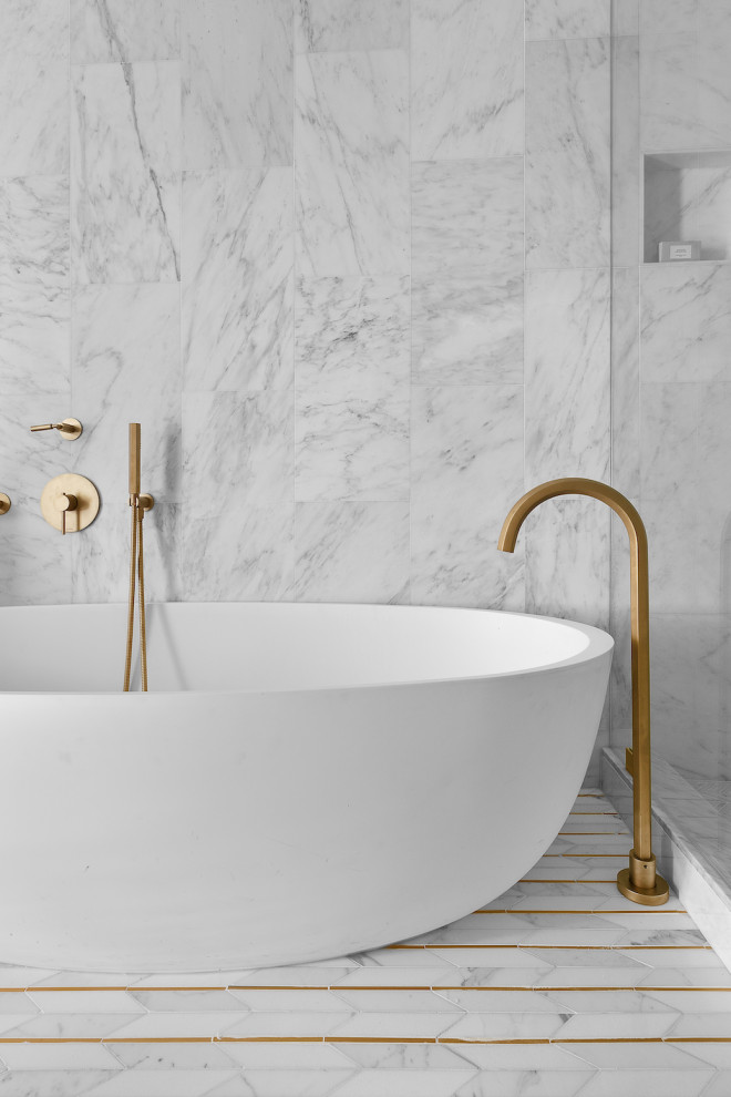 Idee per una stanza da bagno contemporanea di medie dimensioni con pareti beige, parquet chiaro e carta da parati