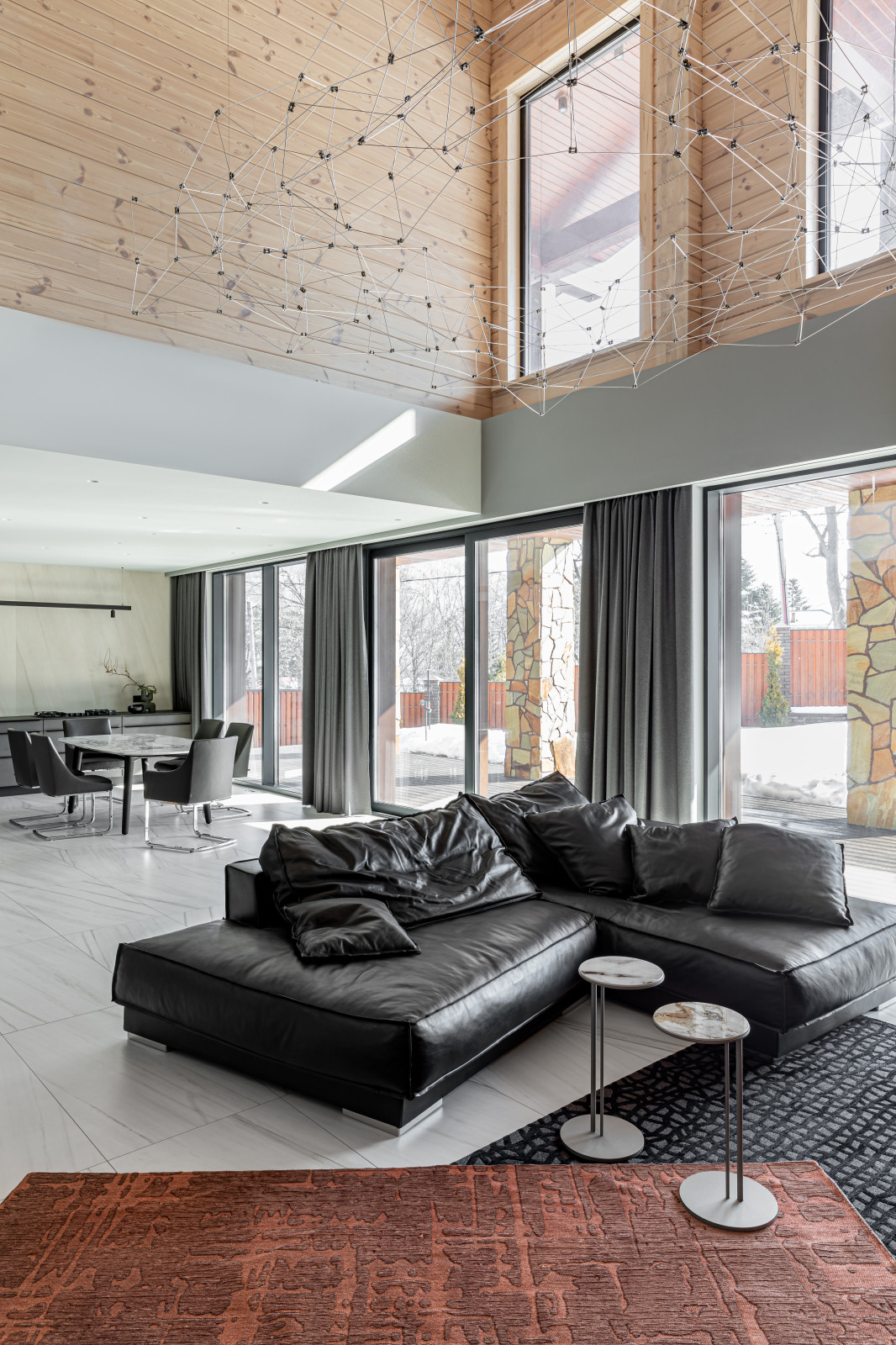 Камень внизу, дерево вверху.