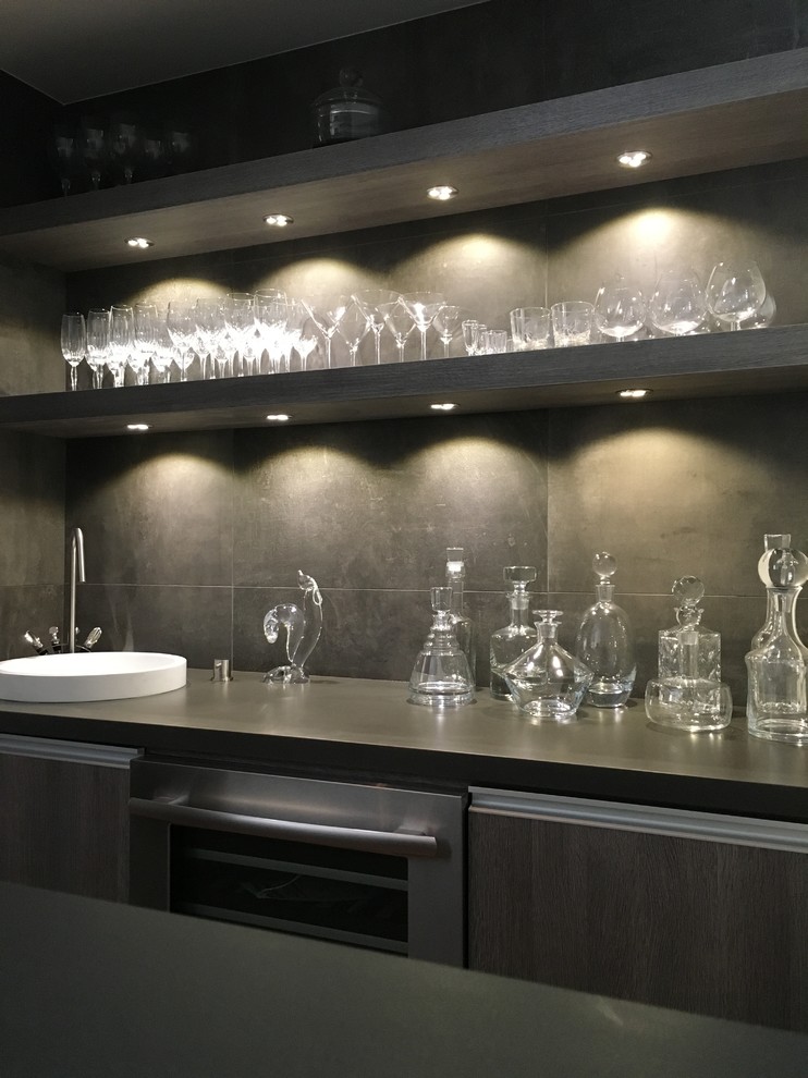 This is an example of a modern home bar in Los Angeles.