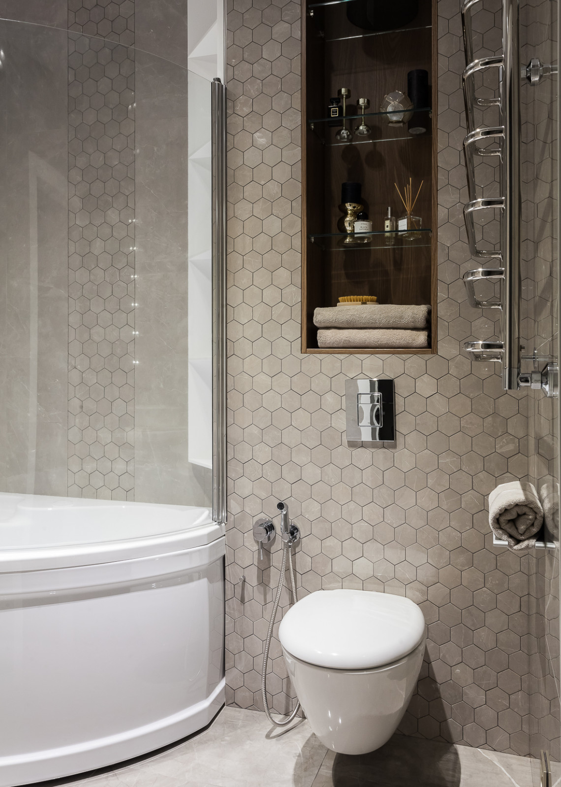 Компактная трехкомнатная квартира с круглой кроватью