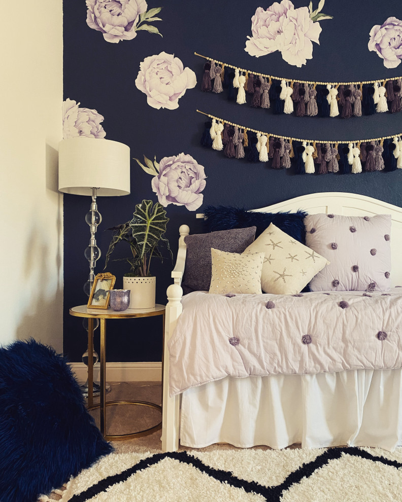 Inspiration pour une chambre d'enfant de 4 à 10 ans traditionnelle de taille moyenne avec un mur bleu, moquette, un sol beige et du papier peint.
