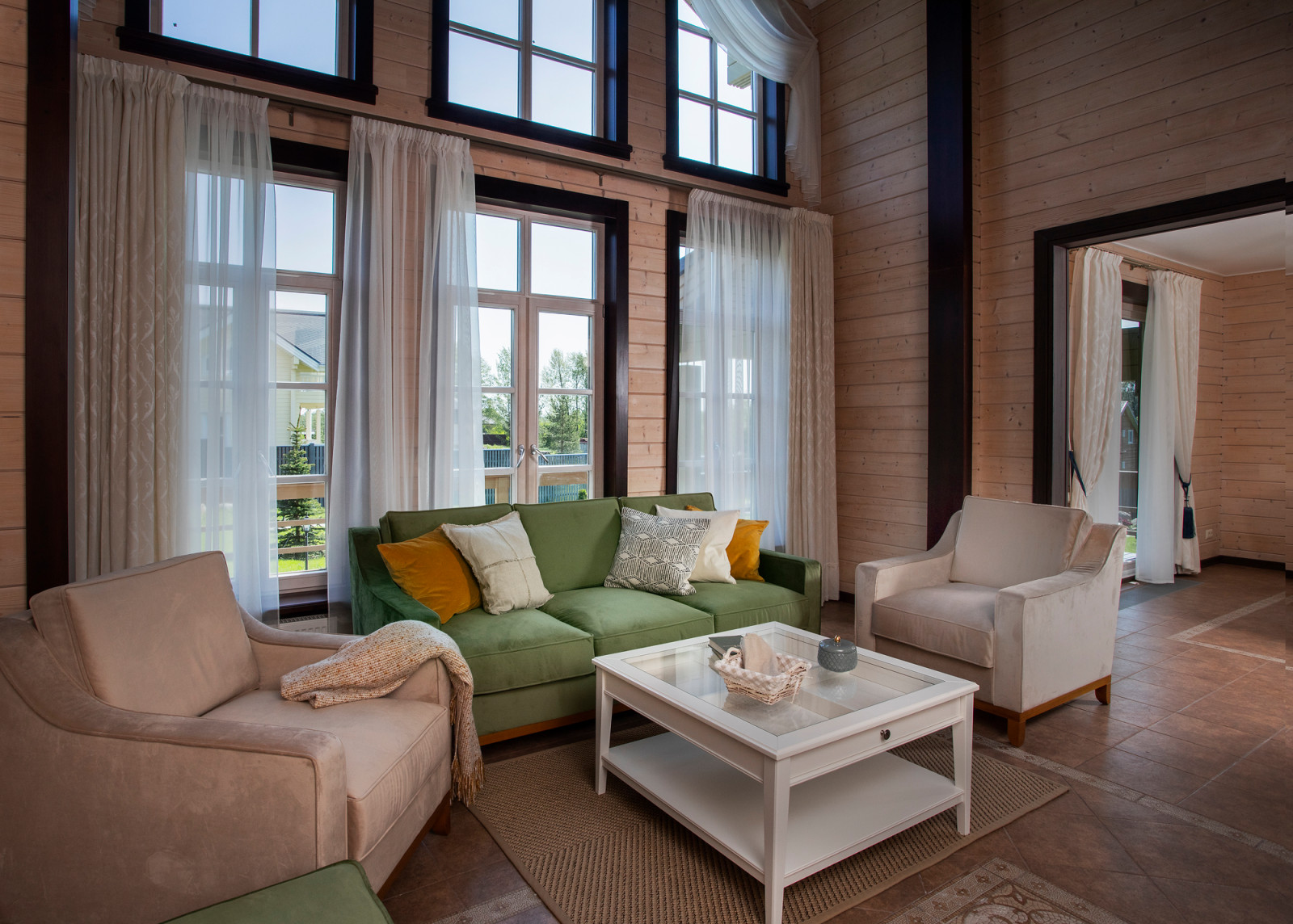 Реализованные проекты интерьеров в домах их клееного бруса