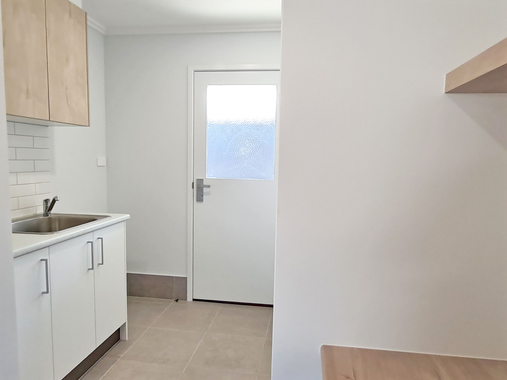 Inspiration for a traditional laundry room in Sunshine Coast.