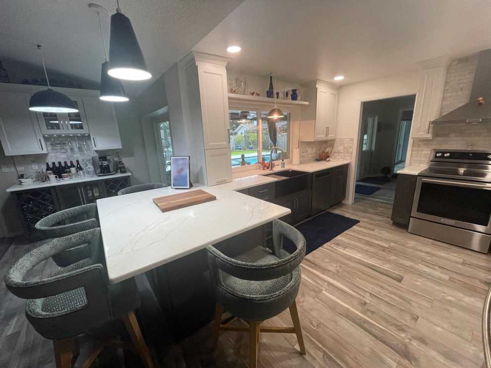 Mid-sized modern eat-in kitchen in Tampa with quartz benchtops.