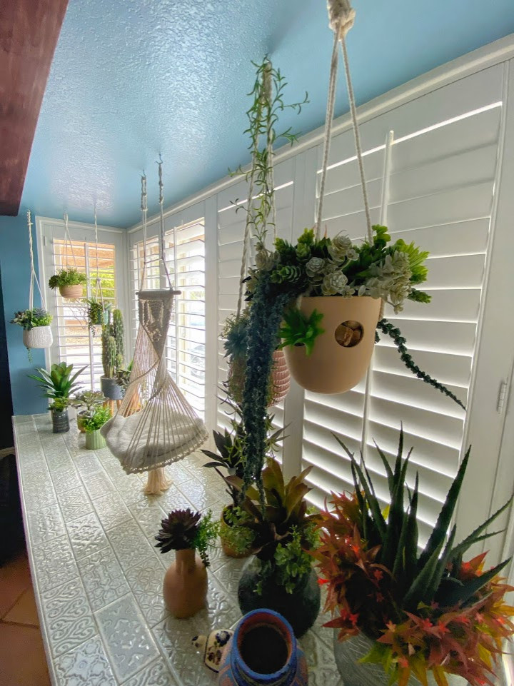 Inspiration för ett eklektiskt vardagsrum, med blå väggar och klinkergolv i porslin