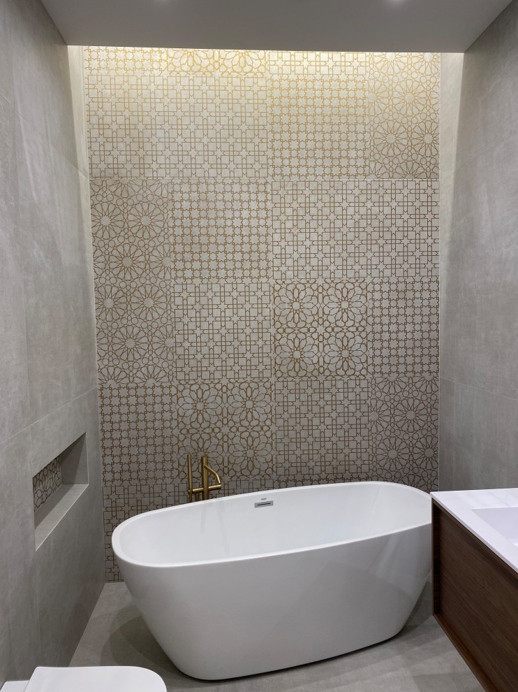 Diseño de cuarto de baño minimalista con paredes grises