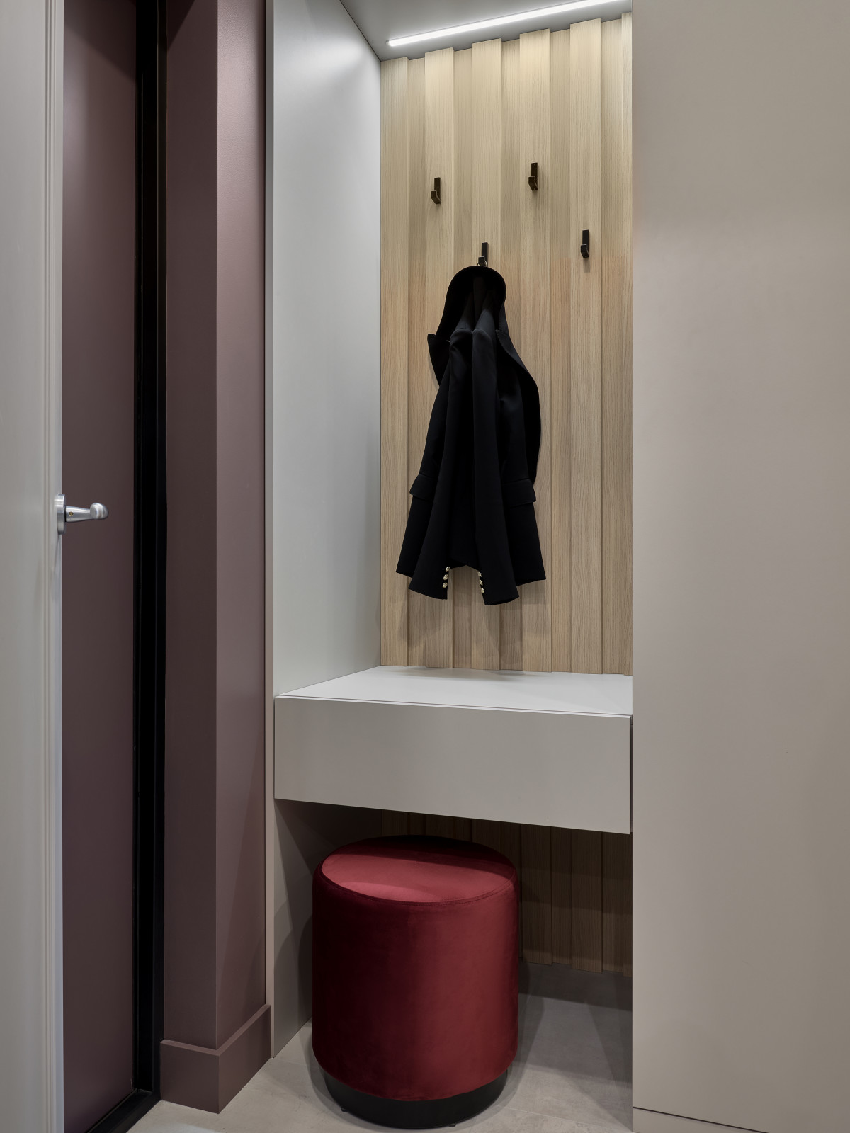 Современный интерьер с фиолетовыми акцентами