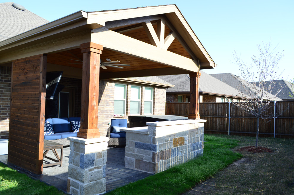 Стильный дизайн: веранда среднего размера на заднем дворе в стиле фьюжн с летней кухней, покрытием из декоративного бетона и навесом - последний тренд