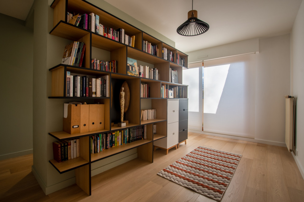 Mittelgroßes Modernes Lesezimmer mit grüner Wandfarbe, hellem Holzboden und beigem Boden in Le Havre