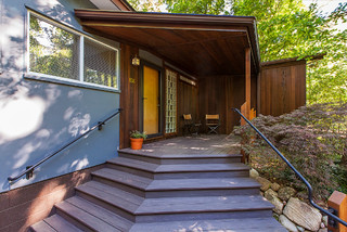 小さなミッドセンチュリースタイルのおしゃれな家の外観の画像 75選