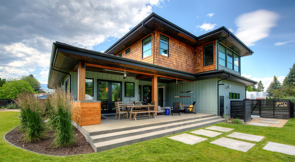 This is an example of a midcentury exterior in Vancouver.