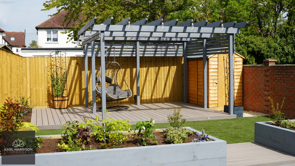Foto di un giardino contemporaneo esposto in pieno sole di medie dimensioni e dietro casa in estate con pedane e recinzione in legno