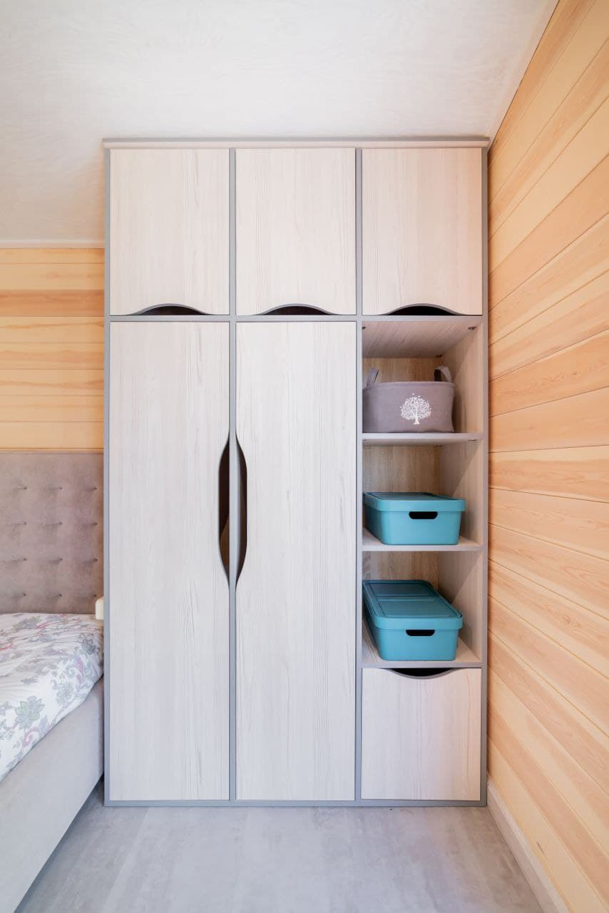 Мебель для спальни с подвесным столиком в загородный дом