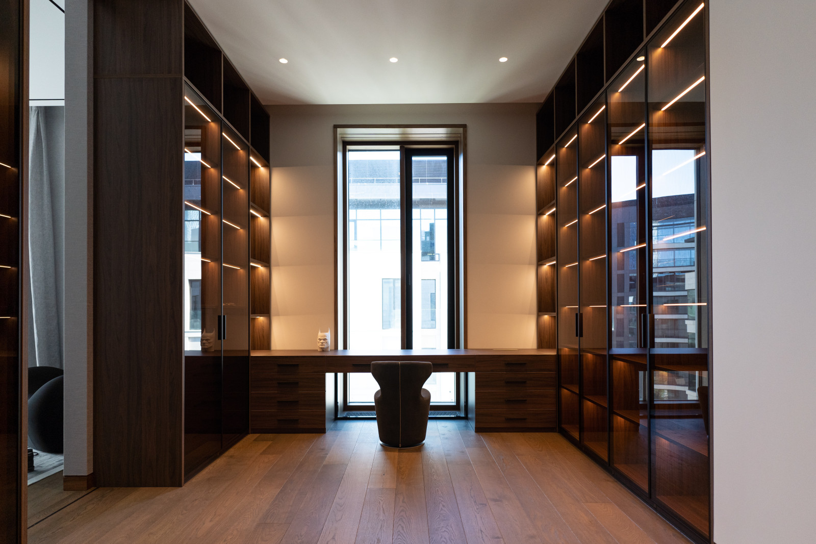 Гардеробная комната с распашными стеклянными RPE фасадами