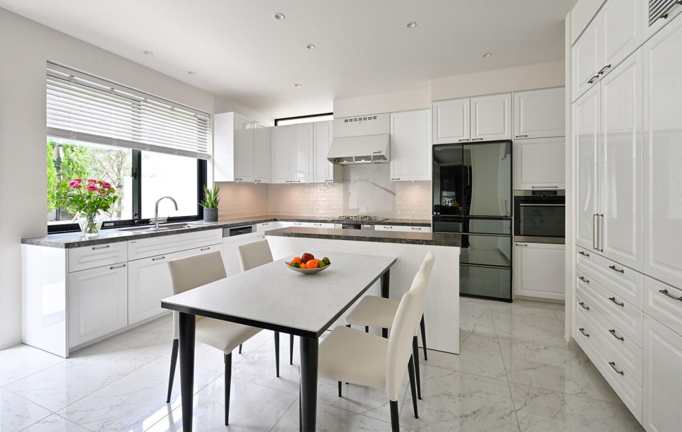 トラディショナルスタイルのおしゃれなキッチン (白いキャビネット、クオーツストーンカウンター、白いキッチンパネル、磁器タイルの床、白い床、白いキッチンカウンター) の写真