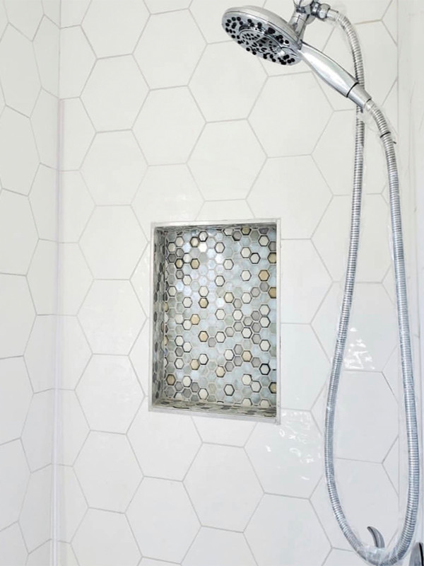 Ispirazione per una stanza da bagno tradizionale con doccia ad angolo, piastrelle multicolore, pareti multicolore e porta doccia a battente