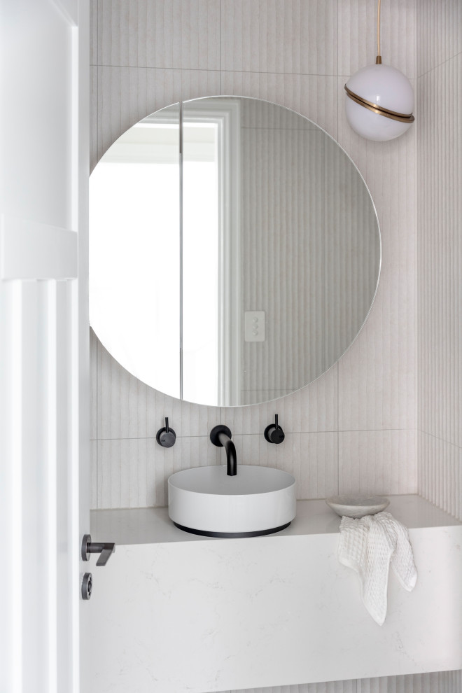 Inspiration för små klassiska vitt toaletter, med möbel-liknande, vita skåp, vit kakel, keramikplattor, klinkergolv i porslin, bänkskiva i kvarts och grått golv