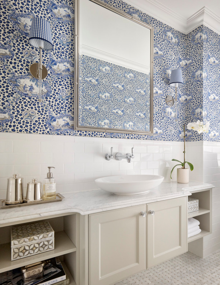 Источник вдохновения для домашнего уюта: ванная комната в классическом стиле с фасадами с утопленной филенкой, бежевыми фасадами, белой плиткой, синими стенами, полом из мозаичной плитки, настольной раковиной, белым полом, белой столешницей, тумбой под одну раковину, подвесной тумбой и обоями на стенах