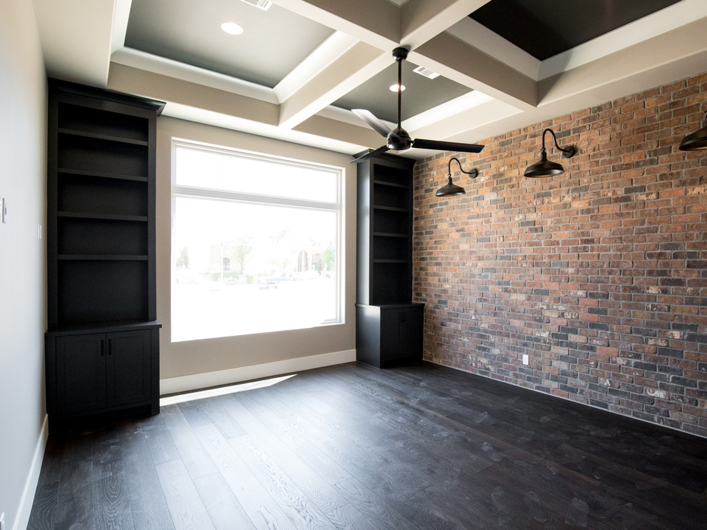 Example of a transitional home design design in Phoenix