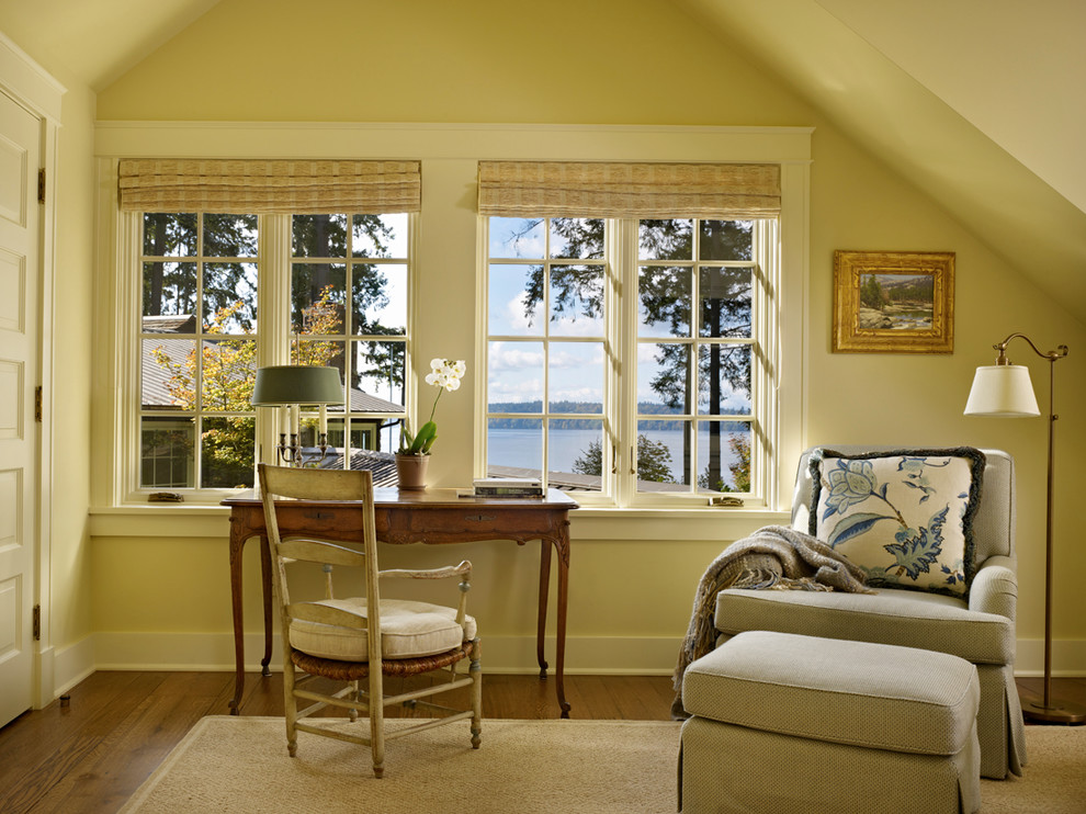Example of a classic bedroom design in Seattle