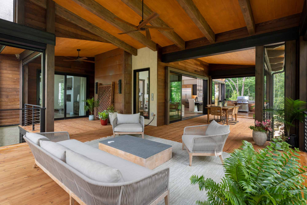 Example of a mid-sized transitional home design design