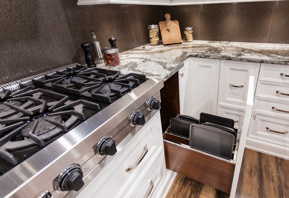 Kitchen - transitional kitchen idea in Toronto
