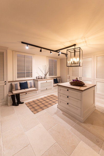 Mudroom In Ein Luxuriosem Modernem Bauernhaus Landhausstil