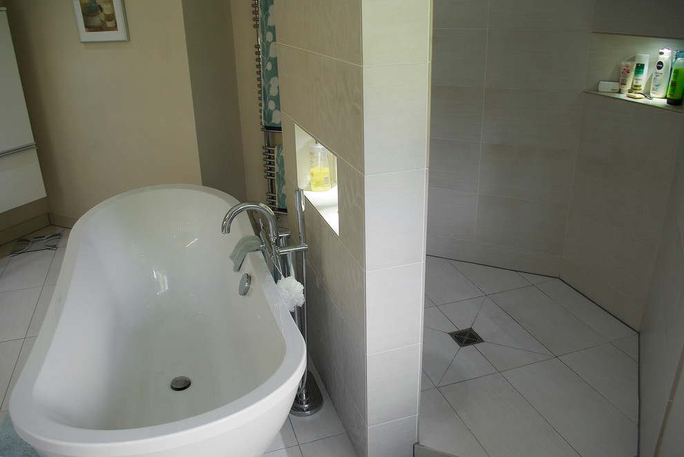Aménagement d'une grande salle de bain contemporaine pour enfant avec une baignoire indépendante, une douche ouverte, un carrelage gris, des carreaux de céramique et un sol en carrelage de céramique.