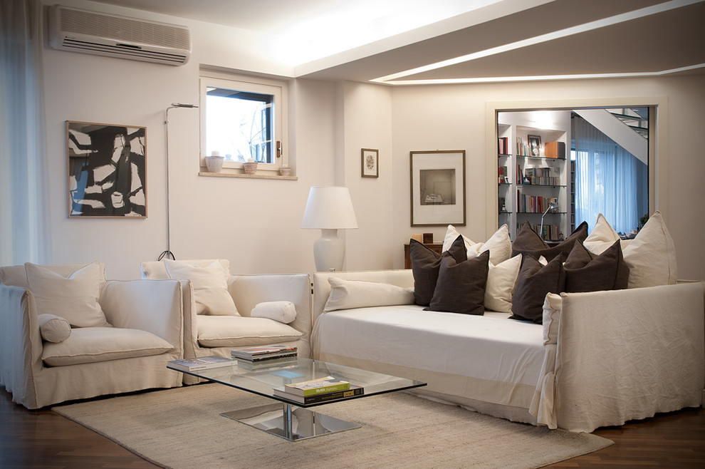 Inspiration for a mid-sized contemporary living room in Milan.