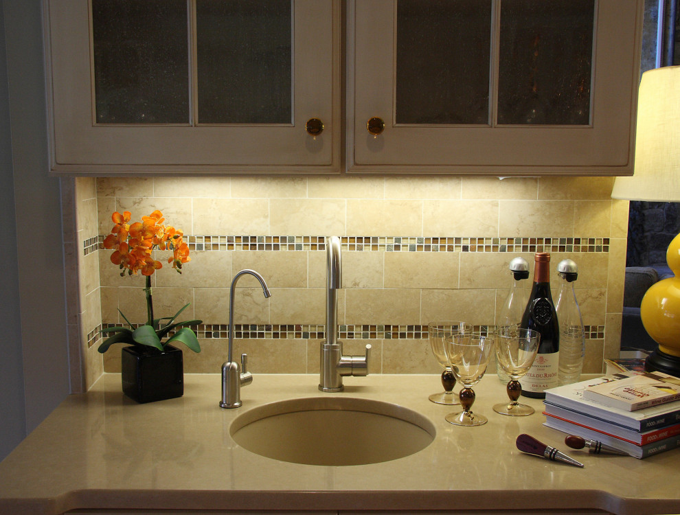 Foto di una cucina tradizionale di medie dimensioni con lavello sottopiano, ante in stile shaker e elettrodomestici in acciaio inossidabile