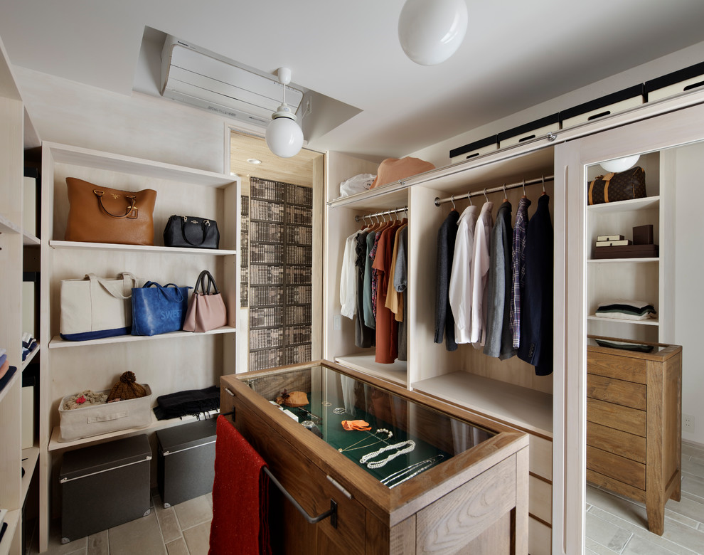 Ejemplo de armario vestidor moderno con armarios abiertos, puertas de armario beige y suelo beige