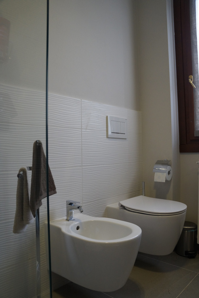 Idéer för ett mellanstort modernt brun toalett, med släta luckor, skåp i mörkt trä, en vägghängd toalettstol, vit kakel, porslinskakel, vita väggar, tegelgolv, ett fristående handfat, laminatbänkskiva och rött golv