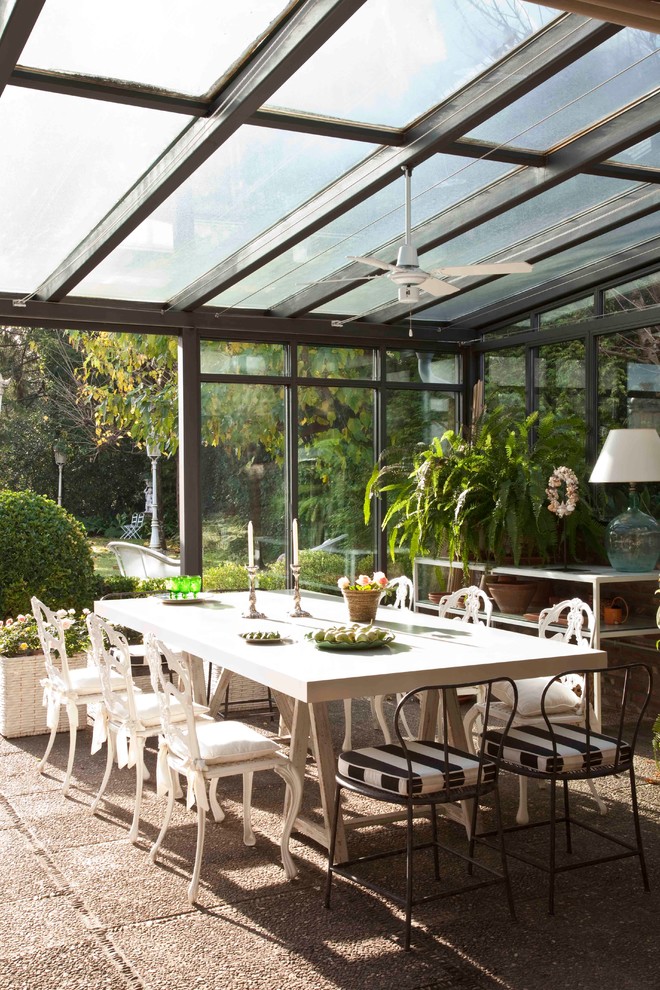 Modelo de comedor romántico de tamaño medio abierto con suelo beige