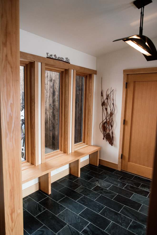 Entryway - rustic entryway idea