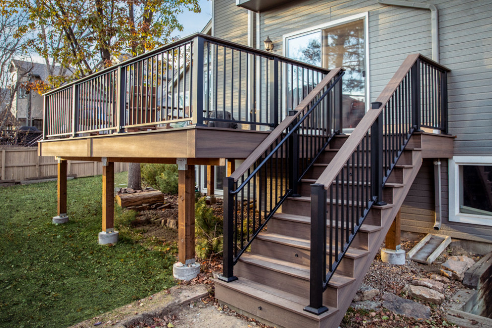 Diseño de terraza moderna pequeña sin cubierta en patio trasero con barandilla de metal