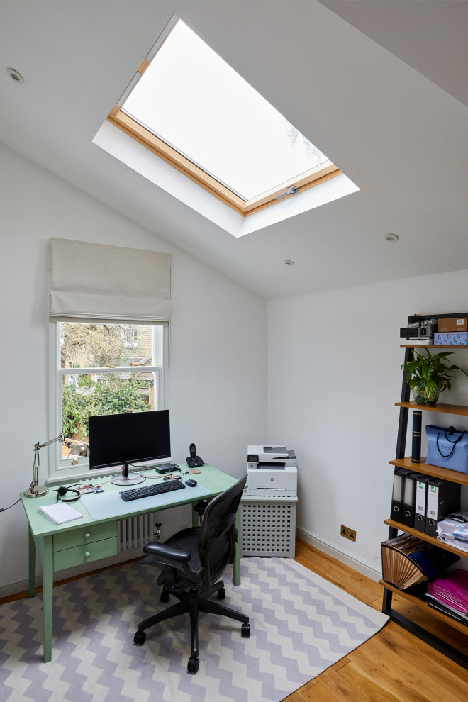ロンドンにあるお手頃価格の中くらいなトラディショナルスタイルのおしゃれな書斎 (白い壁、無垢フローリング、自立型机、茶色い床、白い天井) の写真