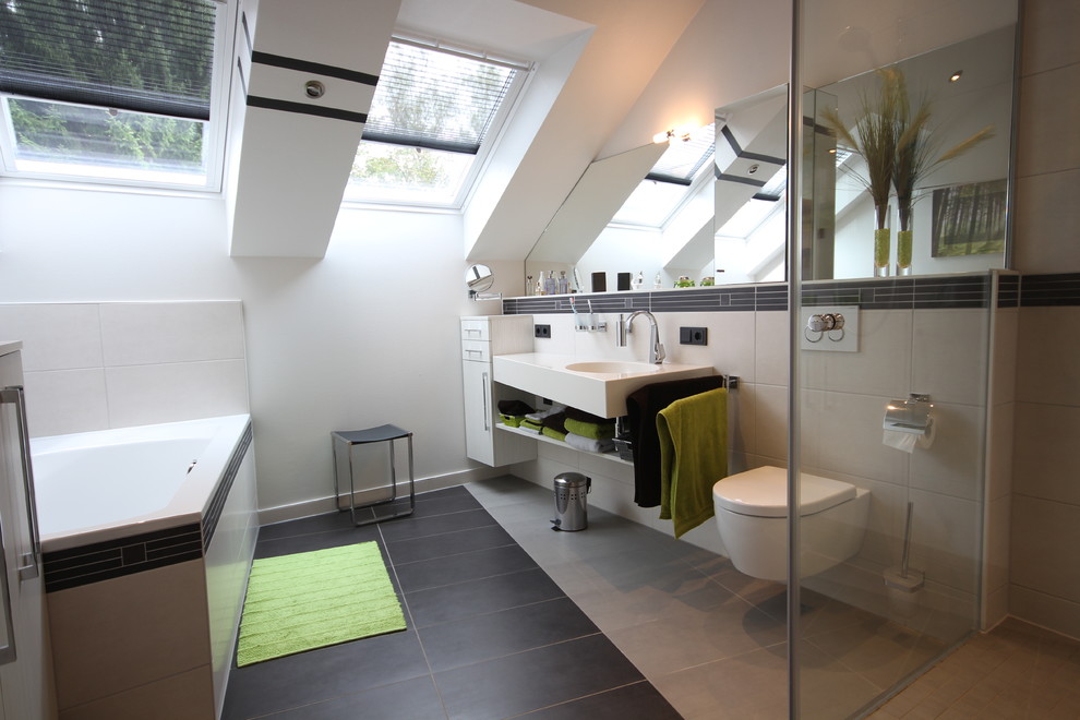 Mid-sized contemporary bathroom in Cologne.
