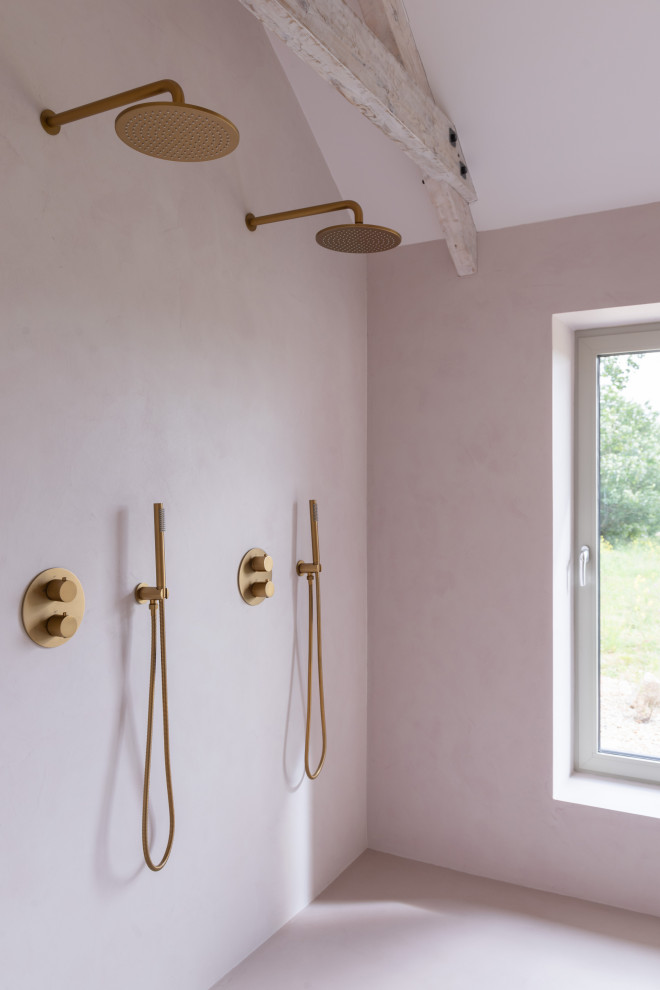 Стильный дизайн: ванная комната среднего размера в стиле кантри с двойным душем, розовыми стенами, душевой кабиной и розовым полом - последний тренд