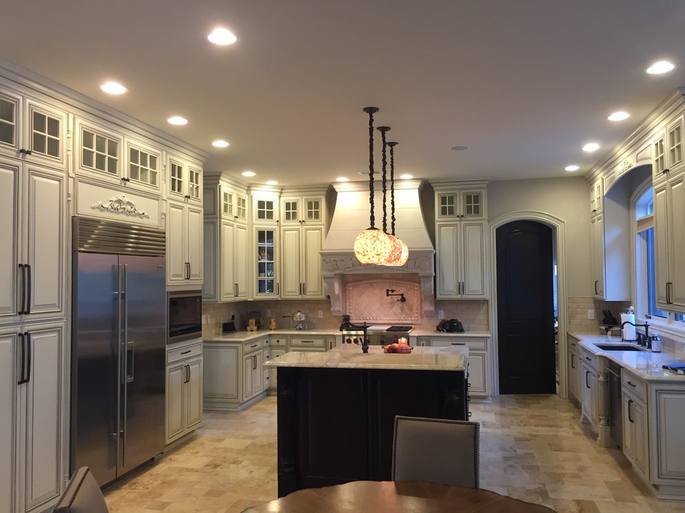 Example of a transitional kitchen design in Detroit