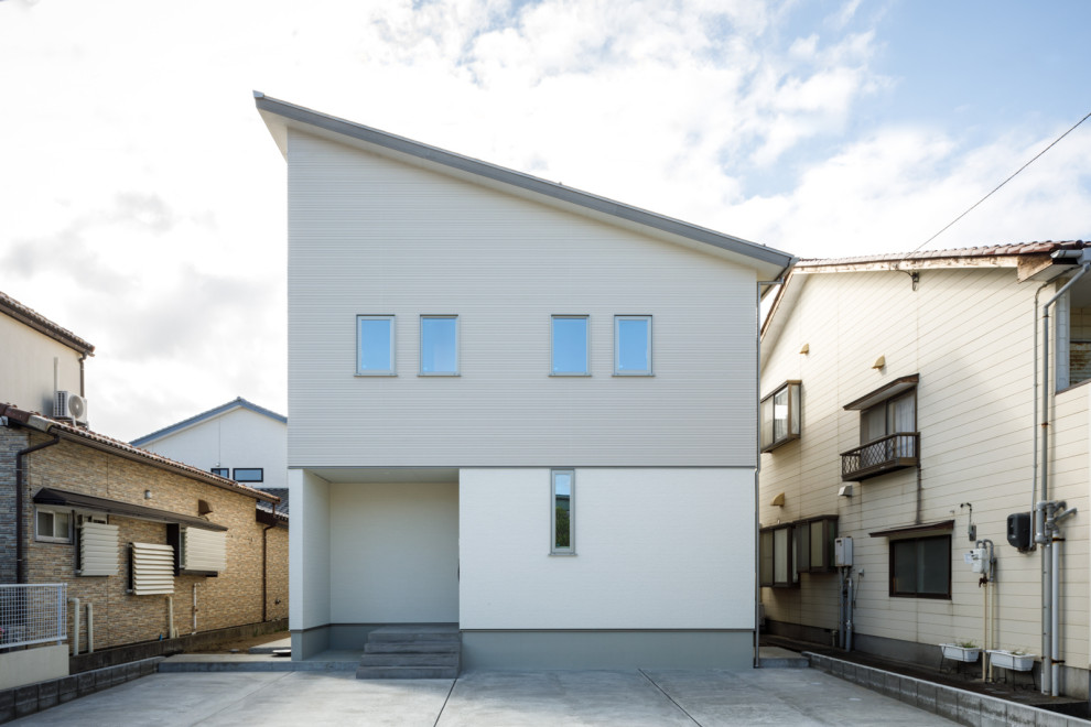 Idee per la facciata di una casa beige scandinava con copertura in metallo o lamiera e tetto grigio