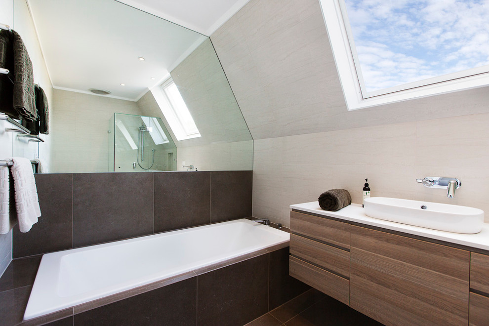 Photo of a contemporary bathroom in Melbourne with a vessel sink.