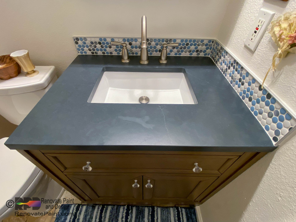 Esempio di una piccola stanza da bagno con doccia classica con consolle stile comò, ante blu, piastrelle beige, piastrelle in ceramica, pareti beige, lavabo sottopiano, top in saponaria, top blu, un lavabo e mobile bagno incassato