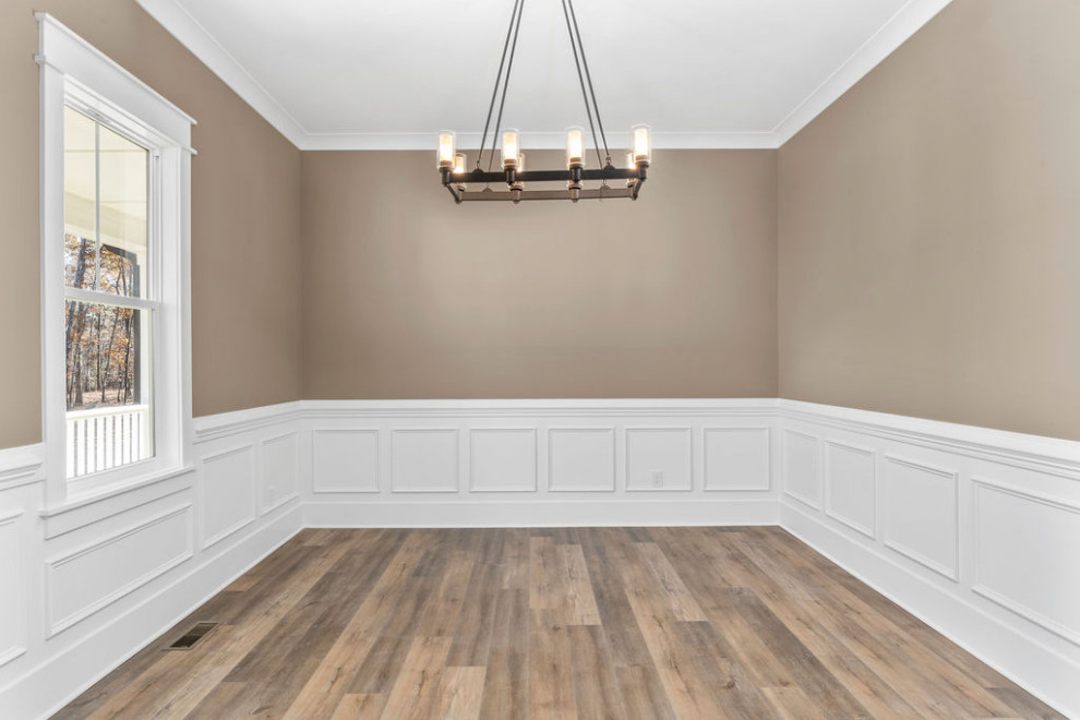 Geschlossenes, Mittelgroßes Klassisches Esszimmer mit brauner Wandfarbe, Vinylboden, braunem Boden und vertäfelten Wänden in Raleigh