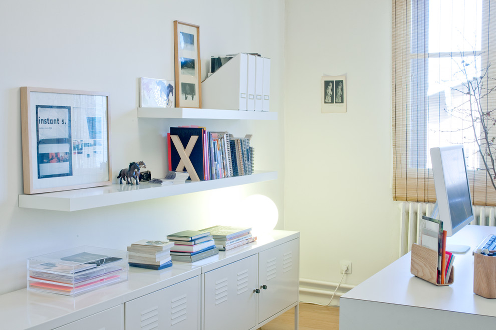 This is an example of a contemporary home office in Grenoble.