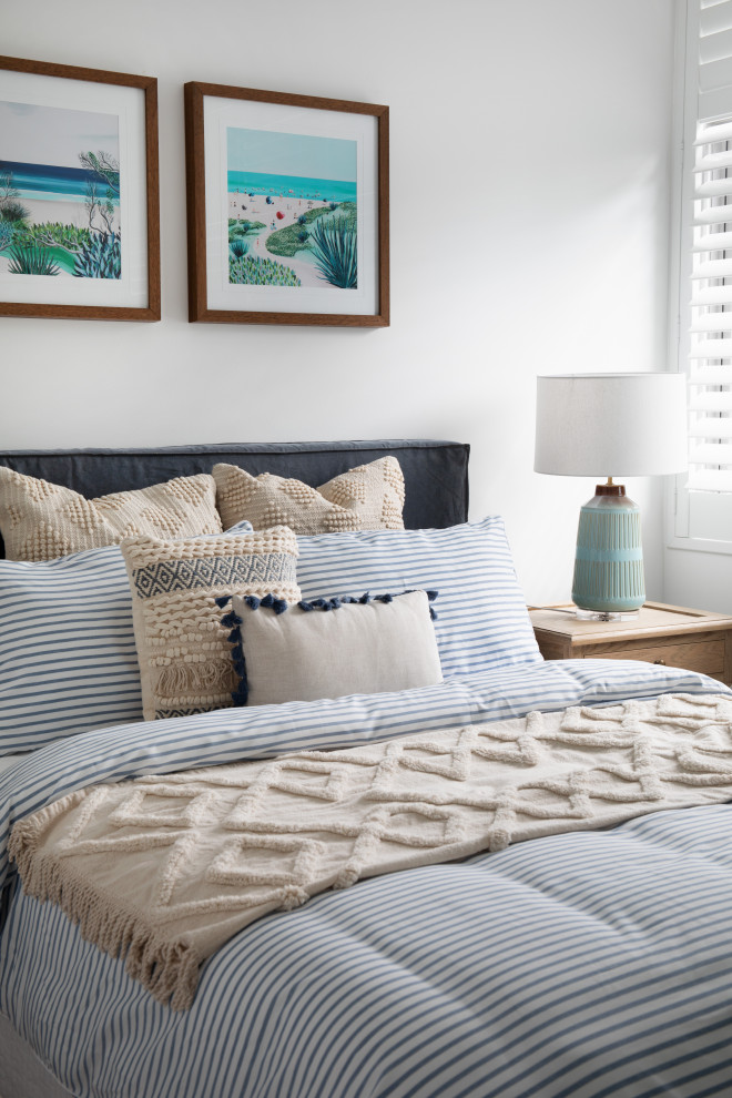 Inspiration for a beach style bedroom in Gold Coast - Tweed.