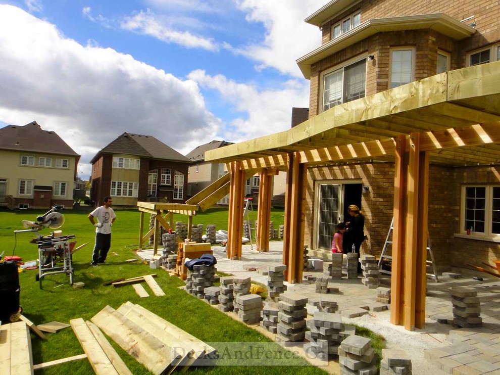 2 level cedar deck with walkout basement and pergola Modern Toronto