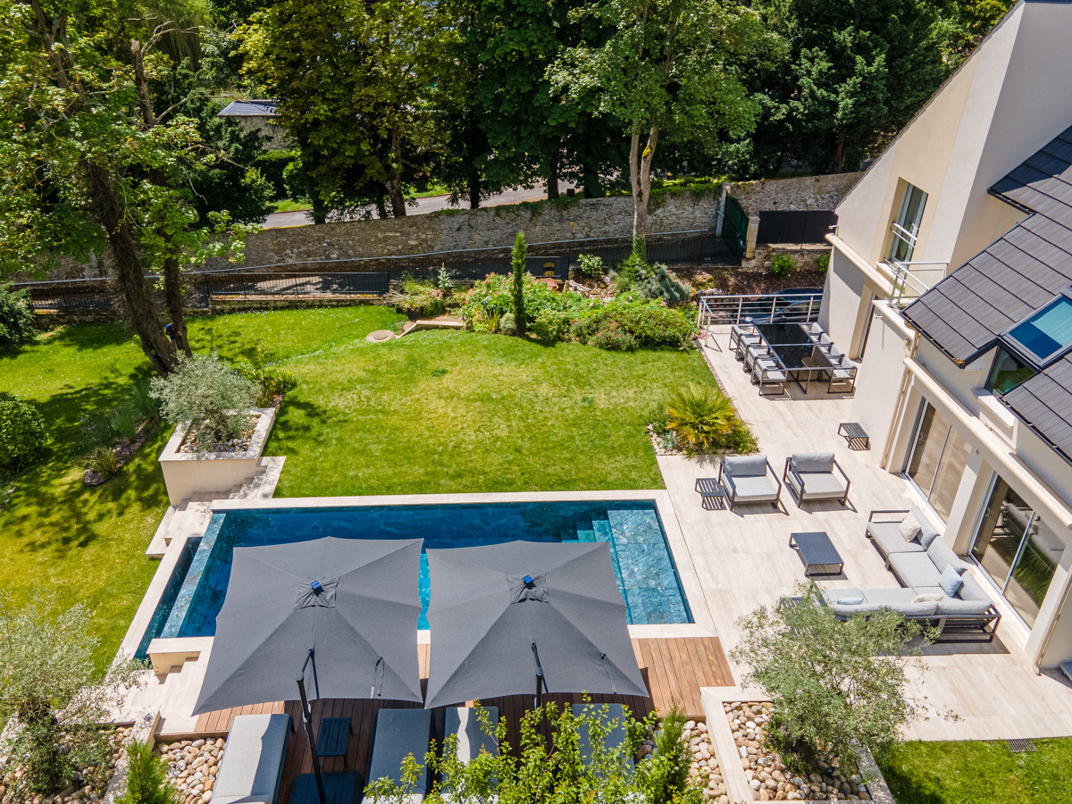 Création d'un grand jardin avec piscine