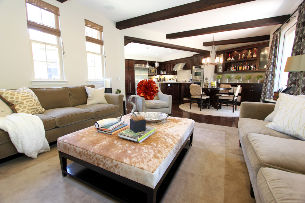 This is an example of a transitional family room in Orange County.